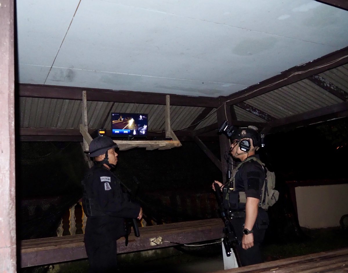 พ.ท.ธนพล  ศรีวุฒิพงศ์ รอง ผบ.ฉก.ทพ.22 ตรวจเยี่ยม ร้อย.ทพ.2204 (ฐานย่อยวัดอัมพวนารามวัดม่วงหมัง) ต.เมาะมาวี อ.ยะรัง จว.ป.น. เพื่อให้คำแนะนำการปฏิบัติภารกิจ เน้นย้ำการปฏิบัติตามนโยบาย ผบช. มาตรการป้องกันตนเอง ป้องการฐาน ให้กับกำลังพล 
#หน่วยเฉพาะกิจกรมทหารพรานที่22
#แม่ทัพภาคที่4