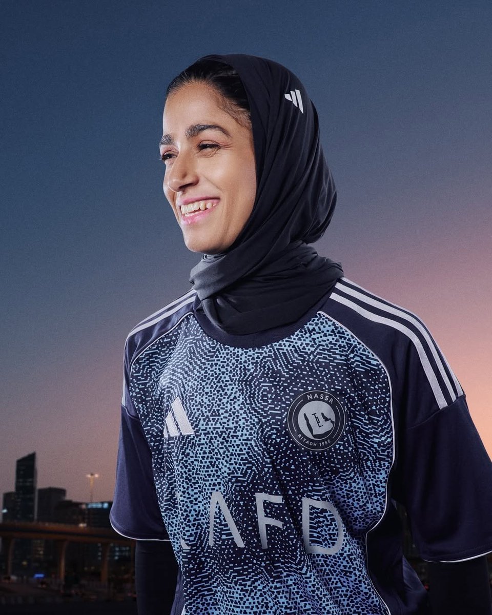 footsoccerpro's tweet photo. Al Nasser dégaine son nouveau maillot extérieur 2025 2026 🔵⚫

Notre note pour ce maillot : 8/10 💥

#alnassr https://t.co/fNGJRYaNtl