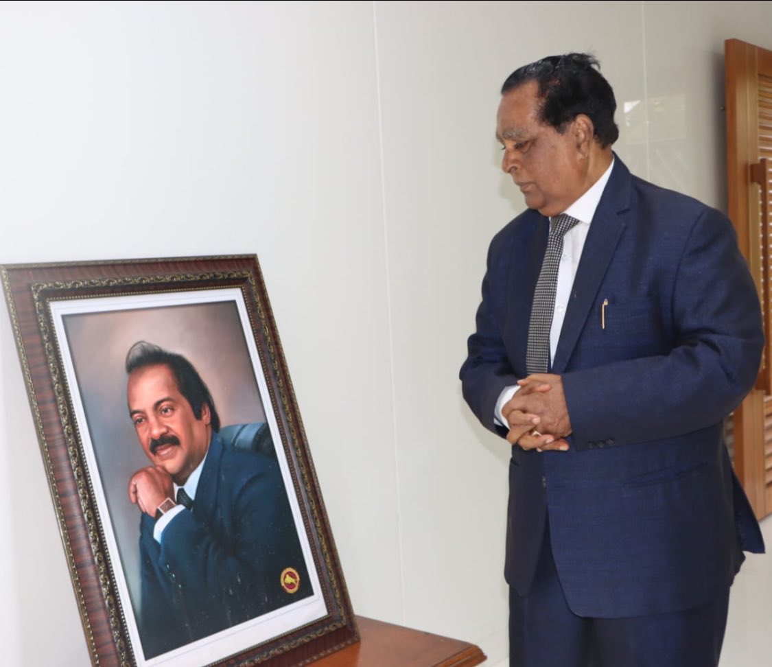 உழைப்பால் உயர்ந்து, பண்பால் சிறந்து, படிப்படியாய் வணிகத்தில் வெற்றிக்கொடி நாட்டிய என் இளவல் வசந்தகுமாரின் நினைவு நாளான இன்று, அவர் விண்ணில் இறையடி நிழலில் இருந்தவண்ணம் ஈண்டு வாழும் தலைமுறையினரை வாழ்த்தியருள விழைகிறேன்! <a href="/iamvijayvasanth/">Vijay Vasanth</a> <a href="/vasanthandco_in/">Vasanth & Co</a>