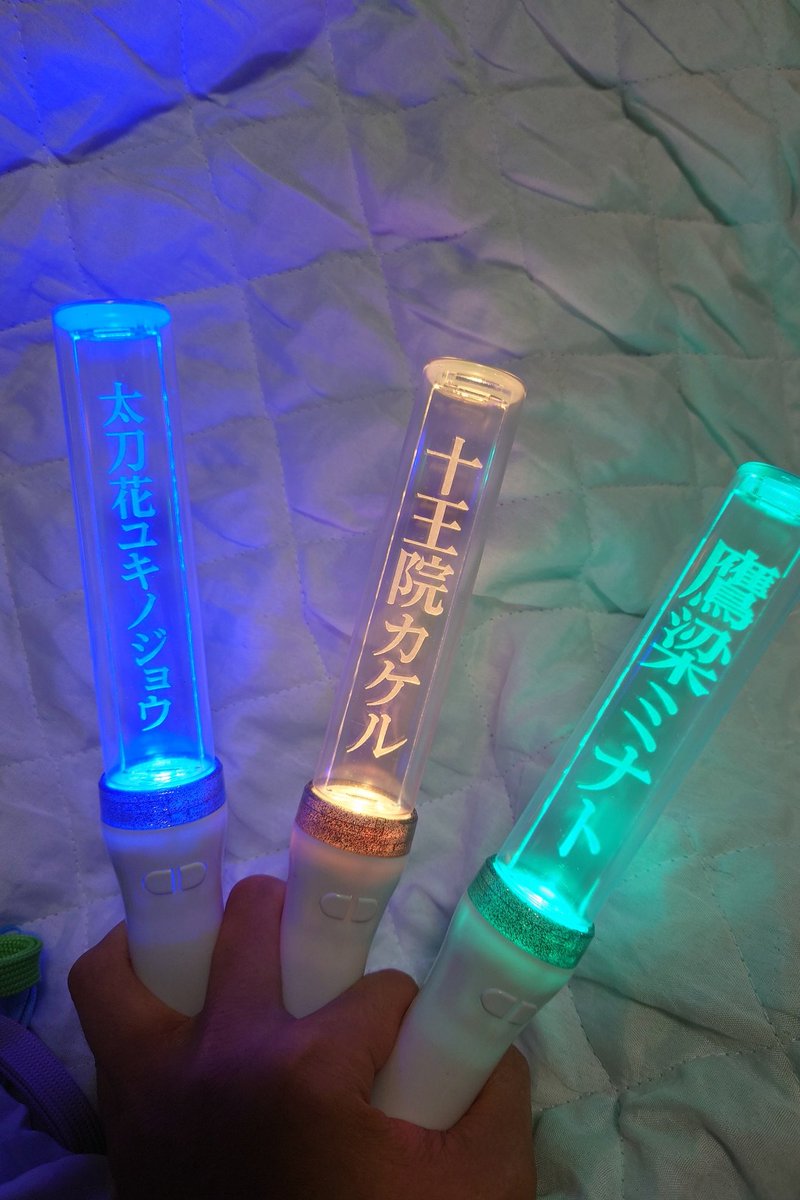 わーーーーーー！！！
今日仕事で嫌な事あったけど元気になったーーーー！！！！！
100均の550円ペンラが変身した！！良いね！！ペンラより高いプレートｗｗｗでもキンブレより安価なため専用として軽率に手を出しやすい！！