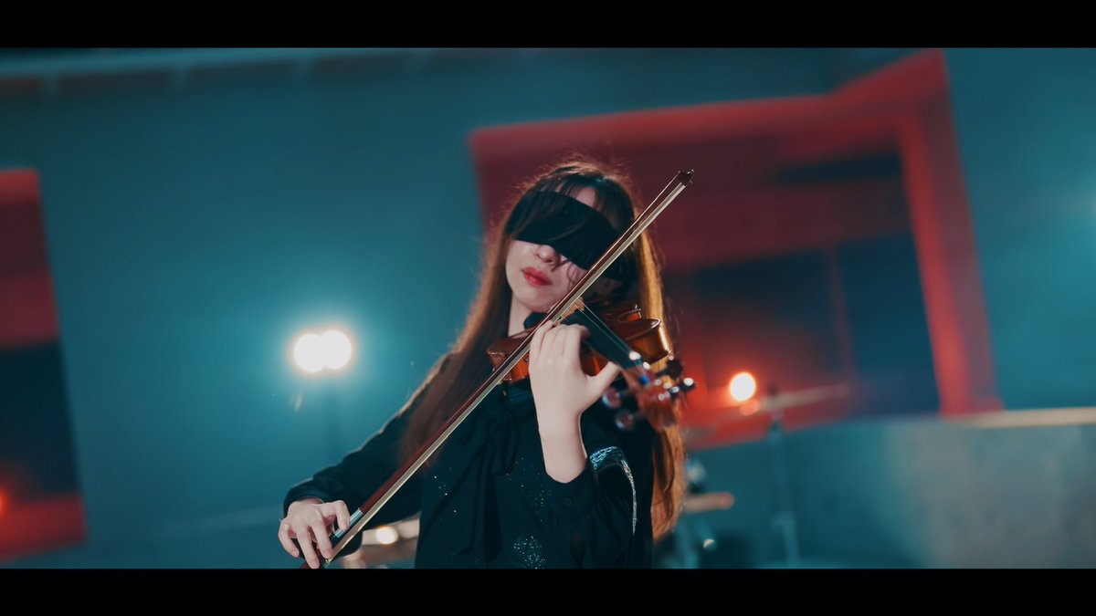 A still from SERRA’s “EYERIS(Re:Ｍix)” 
Music Video🎬

Veilsの皆様、MVはお楽しみいただけましたでしょうか？🎻✨

youtu.be/5zGEUY7fheU?si…

#SERRA #EYERIS #SERRA拡散計画 #Dawn_Light