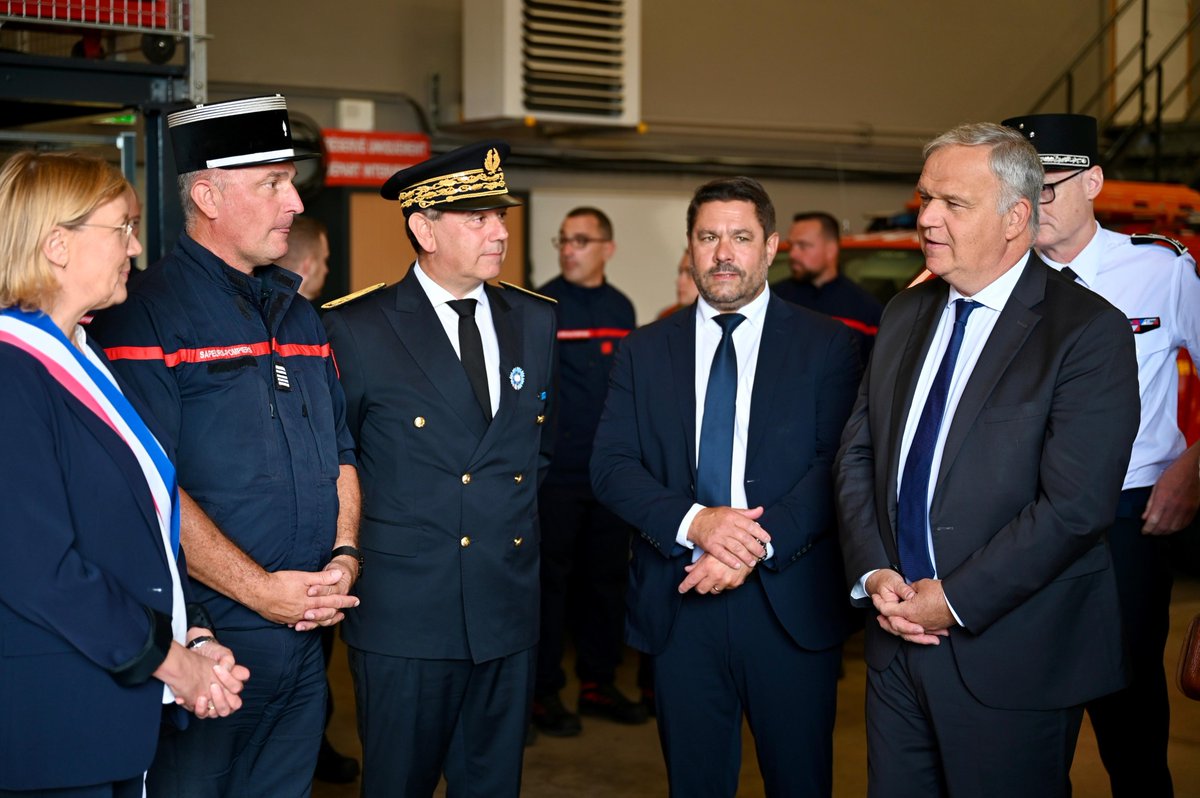 fnb_officiel's tweet photo. Ce matin au CIS de Plouhinec pour saluer les @pompiers56. Ici, adaptation, solidarité et complémentarité sont au cœur des pratiques. Merci aux parlementaires et aux élus locaux pour leur présence. Merci aux sapeurs-pompiers pour leur accueil. #Sécurité https://t.co/qrhjJIaGkL