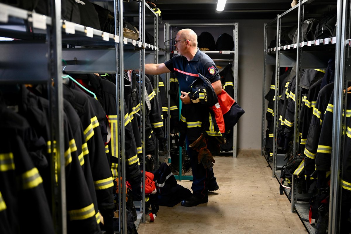 fnb_officiel's tweet photo. Ce matin au CIS de Plouhinec pour saluer les @pompiers56. Ici, adaptation, solidarité et complémentarité sont au cœur des pratiques. Merci aux parlementaires et aux élus locaux pour leur présence. Merci aux sapeurs-pompiers pour leur accueil. #Sécurité https://t.co/qrhjJIaGkL