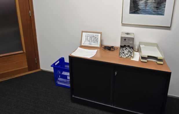 Oplichter en fraudeur <a href="/Yvonbrinkerink/">Yvonne Brinkerink (Whistleblower youthcare).</a>: 'Chris Klomp is een viespeuk, hij moest uit de rechtbank in Groningen omdat hij twee meisjes heeft verkracht'. Rechtbank in Groningen be like: 'we zetten een portret van Chris Klomp in de perskamer'