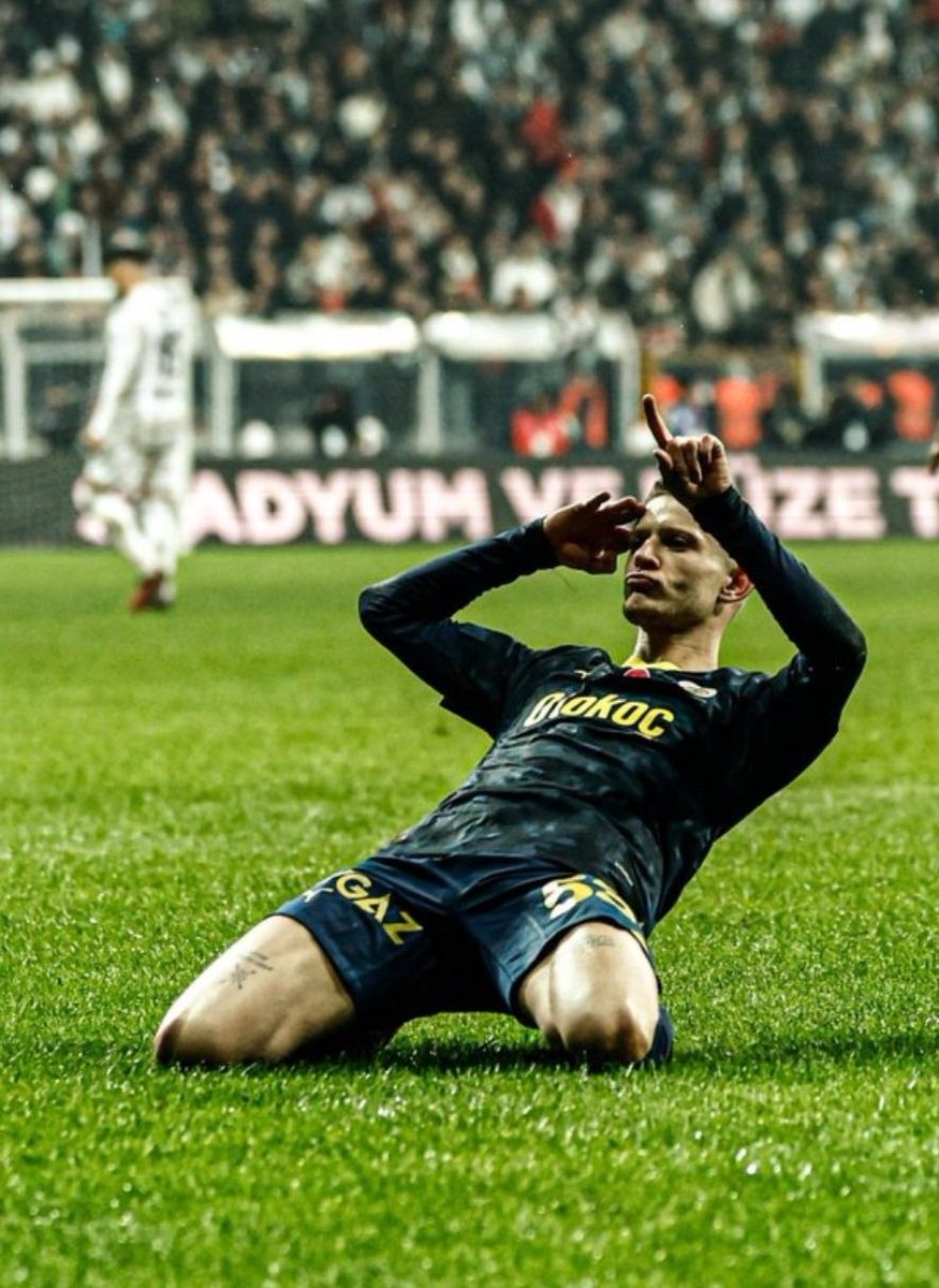 fener19070707's tweet photo. Bu adamı bugün ağır eleştiriyoruz değil mi ?
Beş para etmez diyoruz, defolsun gitsin diyoruz.
Bu adam İsmail Kartal döneminde 31 gole direk katkı yapmış. Açın istatistiğe bakın.!
Asıl bizim teknik direktörümüz beş para etmez herkesi çöpe döndürdü .!!!
@Fenerbahce https://t.co/Iohlb5rwsX