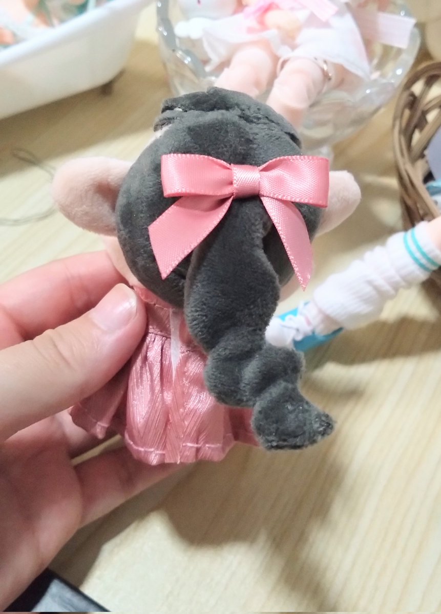福山舞さんぬいにやっと服着せた！リボンも付けた！（セリアのドール服を手直ししただけ）
ぬいの出来としては気になるところたくさんあるけど、まあ可愛いのでオッケー