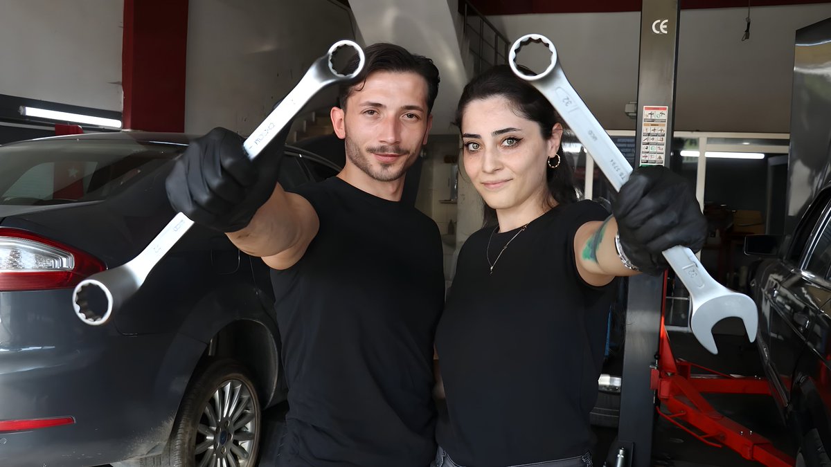 eksenhaber_'s tweet photo. Sivas'ta bir motor ustası, eleman bulamayınca eşini çırağı yaptı.

“Eşim biraz dağınık ve kirli çalışıyor, ben düzeltiyorum.”  https://t.co/pSmd8Lsc5G