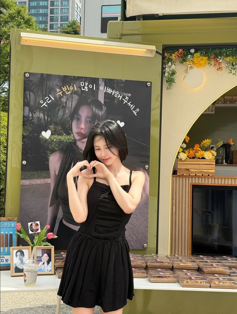 the9596_'s tweet image. 250828 xinsooo instagram update!🐈‍⬛✨

"last summer, i'm so so so happy!"

#SHINSUHYUN #신수현 #xinsooo