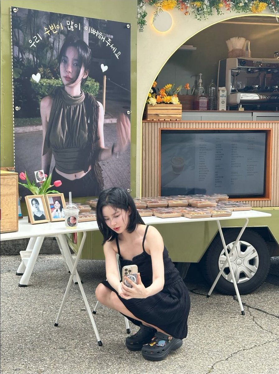 the9596_'s tweet image. 250828 xinsooo instagram update!🐈‍⬛✨

"last summer, i'm so so so happy!"

#SHINSUHYUN #신수현 #xinsooo