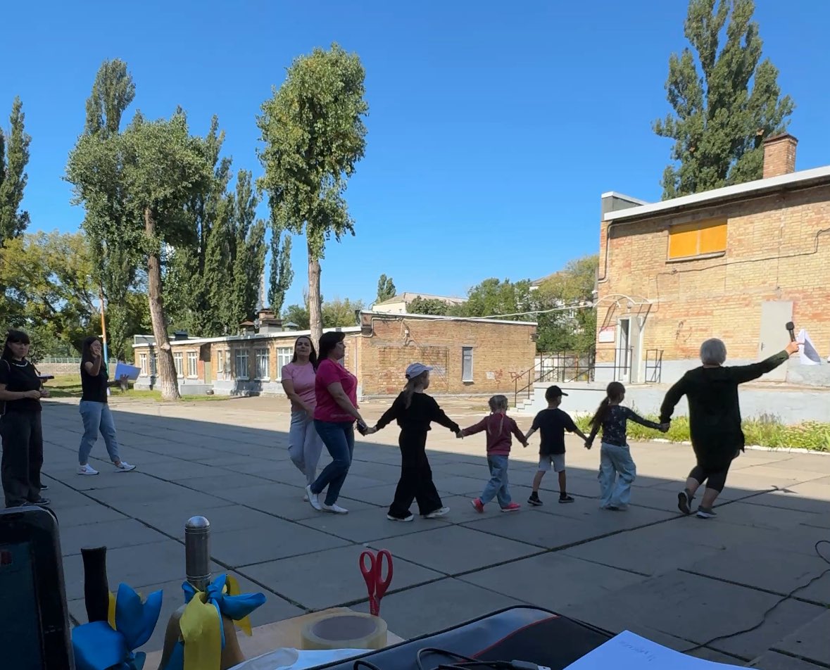 Наш район в Києві сьогодні вночі дуже постраждав.
Але дітки все одно прийшли на репетицію «Першого вересня»

Кого ви там хочете перемогти?