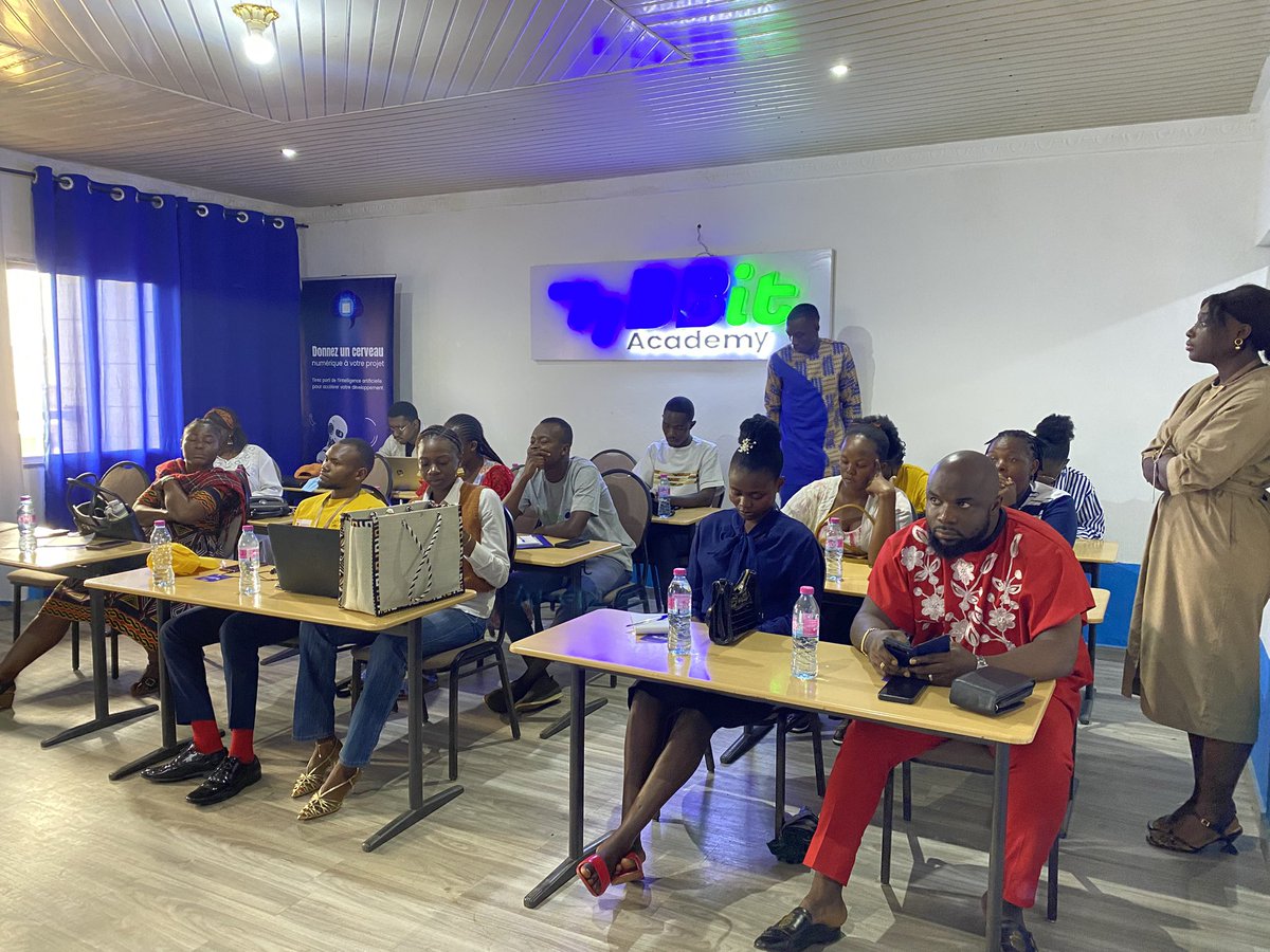 🌍 As part of our 3rd #CommunityService, of the Okwelians Fellowship for Young Cameroonian Leaders we held a capacity-building workshop on countering hate speech &amp; disinformation 🇨🇲✨Together we are #ChangingTheNarrative &amp; building resilient communities! #YouthLeadership #OFYCL