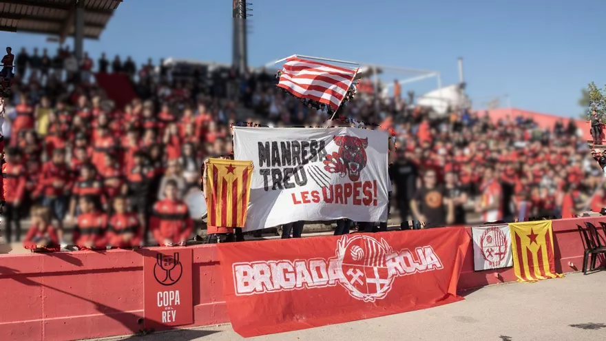 Autodefinits com a una penya antifeixista i per promoure el futbol popular i l'amateurisme, a principis de la temporada 2022/23 va nèixer la Brigada Roja, per animar el CE Manresa.