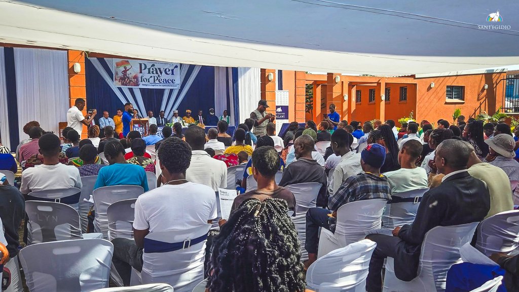 santegidionews's tweet photo. In Malawi una grande preghiera per la pace, in vista delle elezioni generali, riunisce leader religiosi e giovani  per difendere il dialogo e dire no alla violenza https://t.co/wXEgnJa0b2 https://t.co/sgGjqxlbgA