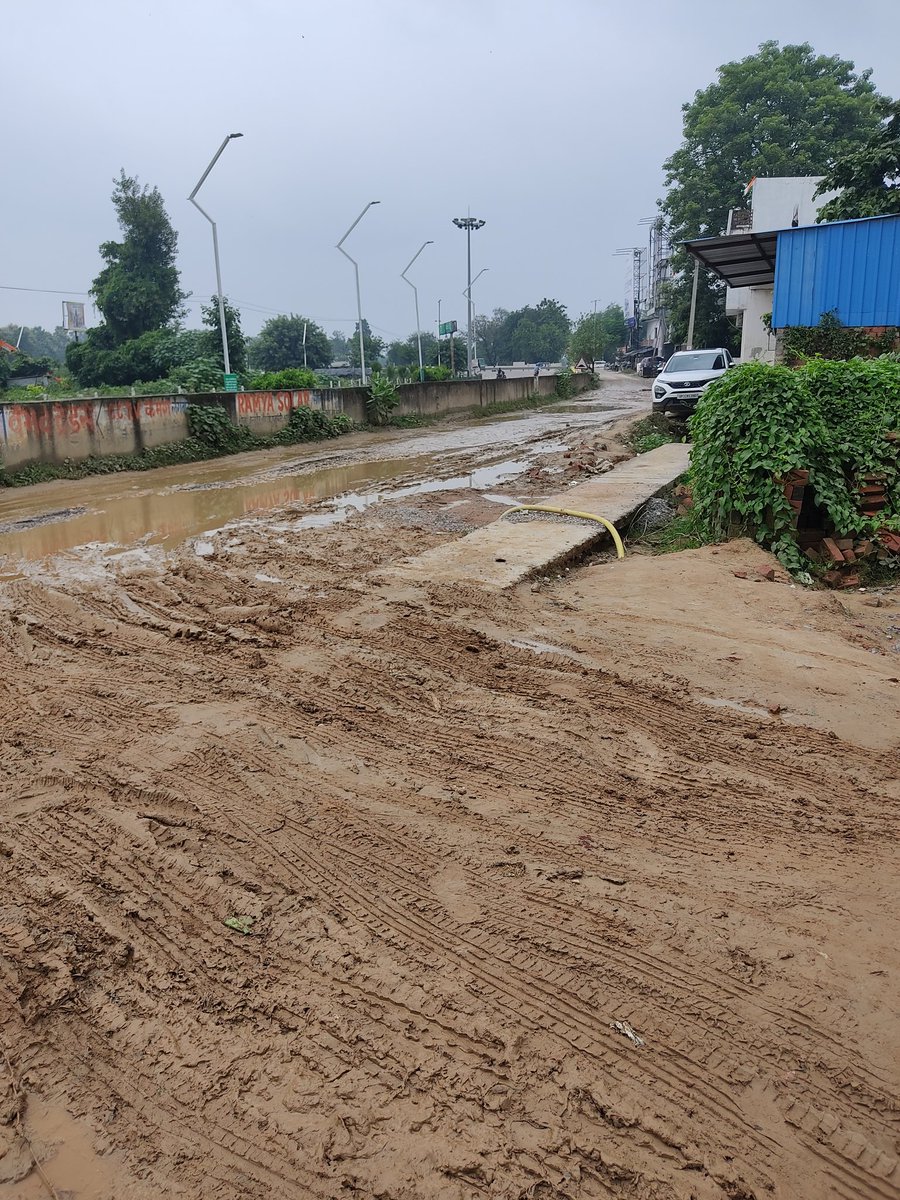 Harsh9451's tweet photo. This is the status of #Gitavihar colony Lucknow, please take urgent action it.
This is not a capital that should look like. https://t.co/xUu1wytyCs