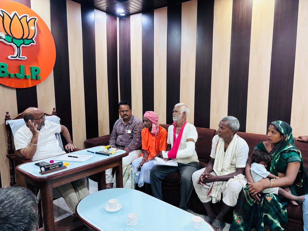 "जन सेवा-नारायण सेवा"
जनता दर्शन! 
आज बहराइच स्थित अपने आवास पर क्षेत्र से आये आगंतुकों से मुलाकात कर उनकी समस्याओं को सुना एवं निराकरण हेतु संबंधित अधिकारियों को निर्देशित किया ।