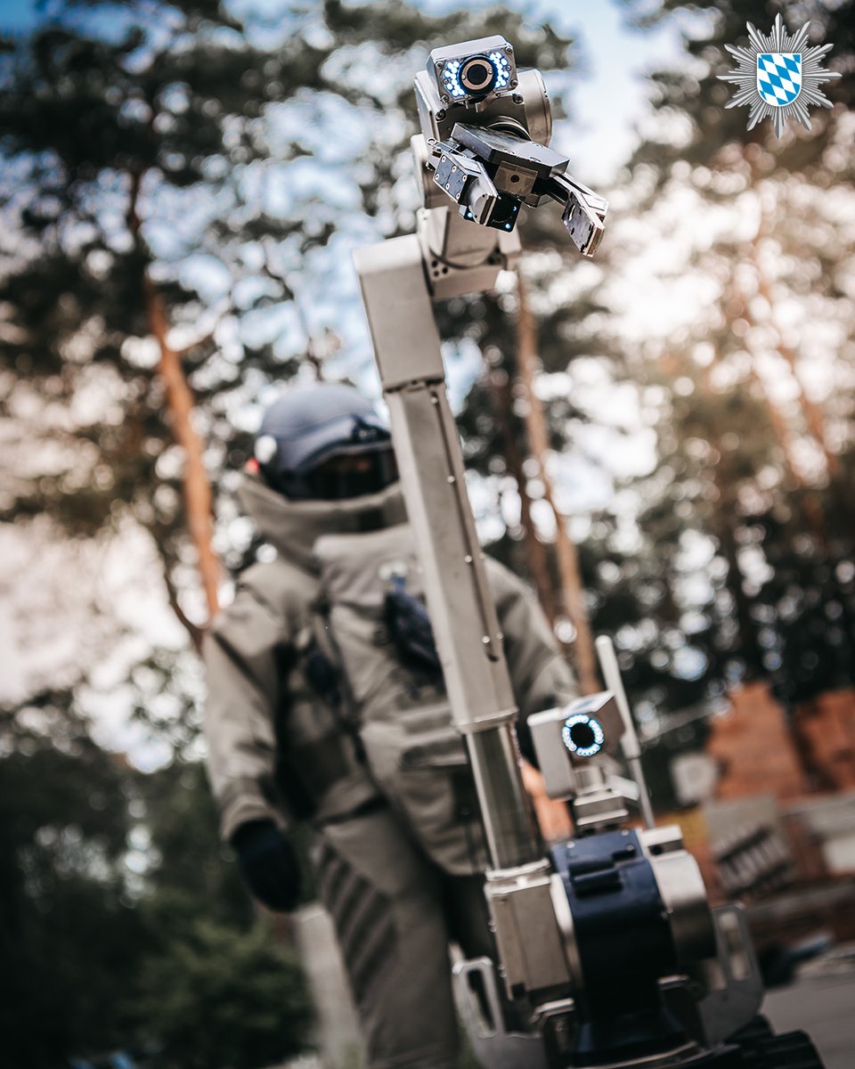 Die sogenannten #Sprengstoffentschärfer der Technischen Sondergruppe (TSG) sind #24/7 an 365 Tagen im Jahr in ganz Bayern im Einsatz und für die Entschärfung und Beseitigung von unkonventionellen Spreng- und Brandvorrichtungen (USBV) sowie sprengkräftiger Munition zuständig.