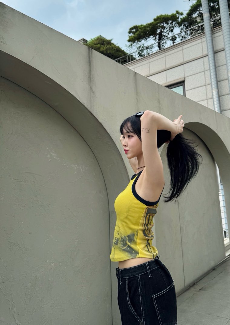 옆선 너무 날카로워서 베일 것 같아....
거기에 타투까지 보이는게 최.종.완.성