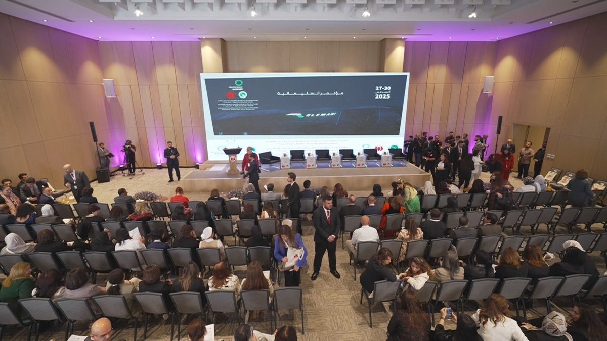 Hevserokê me yê Giştî Tuncer Bakirhan, Hevserokên Giştî yên DBPê Çigdem Kiliçgun Uçar û Keskîn Bayindir, Înîsîyatîfa Yekîtiya Demokratîk û parlamenterên me ji bo Konferansa Hevpeymaniya Partiyên Sosyal Demokrat a Welatên Ereb li Silêmaniyê ne. Konferans îro dest pê kir û dê çar