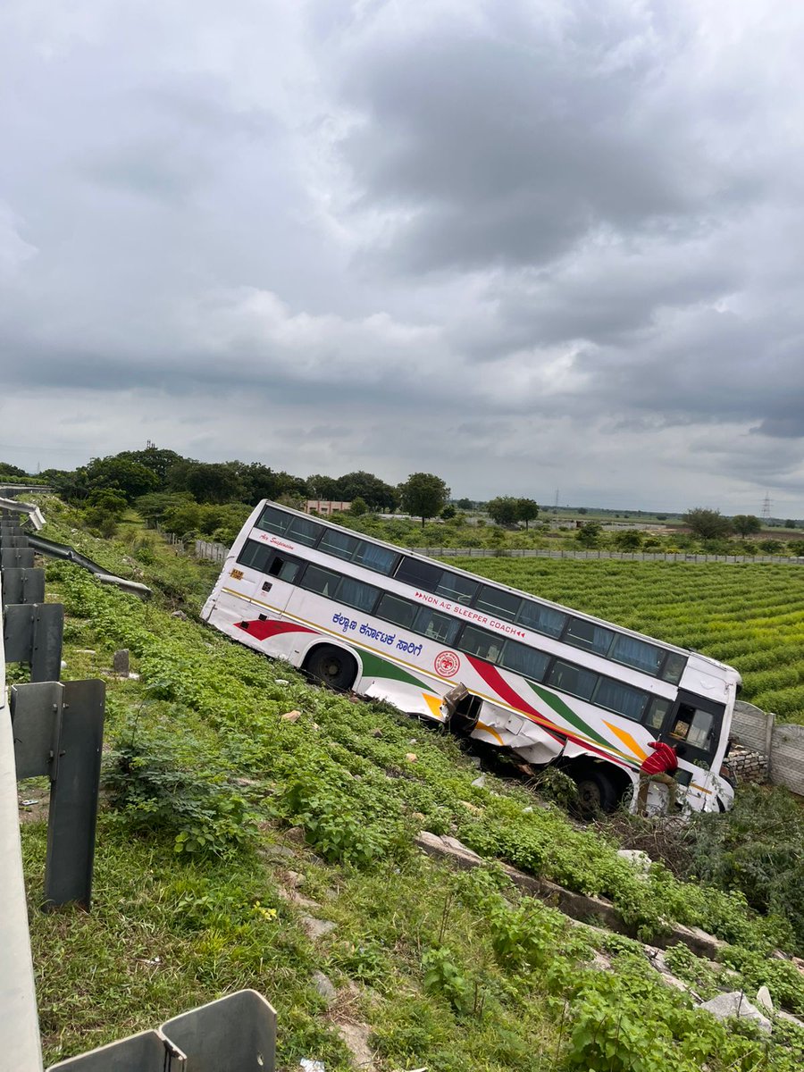 bhagwantkhuba's tweet image. ರಾಜ್ಯದ ಈ ದರಿದ್ರ ಸರ್ಕಾರ ಸಾರಿಗೆ ನೌಕರರಿಗೆ ಸರಿಯಾಗಿ ಸಂಬಳ ಕೊಡುತ್ತಿಲ್ಲಾ ಜೊತೆಗೆ ಬಸ್ಸುಗಳ ನಿರ್ವಹಣೆಯು ಮಾಡದೆ, ಬಸ್ ಚಾಲಕರಿಗೆ ದೊಡ್ಡ ಸಂಕಷ್ಟ ತಂದೊಡ್ಡಿದೆ. 

ಬೀದರ್ ನಿಂದ ಬೆಂಗಳೂರಿಗೆ ಹೊರಟಿದ್ದ ಕಲ್ಯಾಣ #KKRTC ಬಸ್ಸು ನಿನ್ನೆ ತಡರಾತ್ರಿ ಕರ್ನುಲ್ ಬಳಿ ಬ್ರೇಕ್ ಫೇಲ್ ಆಗಿ ಅವಘಡಕ್ಕೆ ತುತ್ತಾಗಿದೆ, ದೇವರ ದಯೆಯಿಂದ ಯಾವುದೇ (1/3