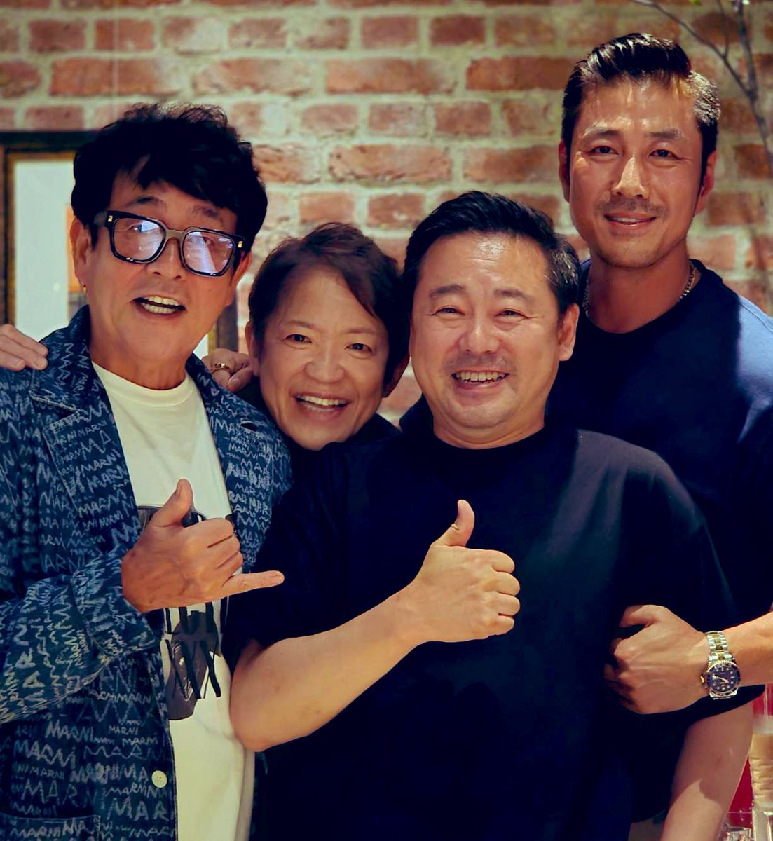 kohmi EXPO終了後
ふらっと1人打ち上げ🍽️🍷
馴染みのレストランBAR行ったら
バッタリ😀
こんな事あるんだぁ〜🎵
ユン　テヨンさん
ライオネス　飛鳥さん
フォトグラファーの
イ　スンジェさん
皆んなでそんな偶然に驚いて！
パチリ📷