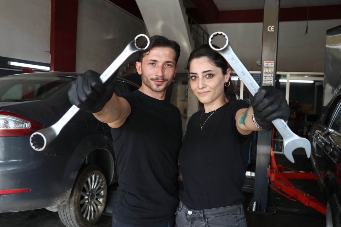 ihacomtr's tweet photo. Eleman bulmakta sıkıntı çekti, eşini yanına alıp usta olarak yetiştirdi
https://t.co/JAj19PFMMr https://t.co/15VMq2Ht8u