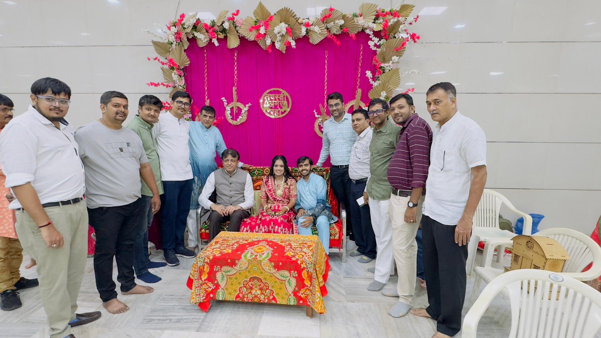 DaxeshMavani's tweet image. આજરોજ પર્યુષણ મહાપર્વમાં આરાધના કરી તેમા મહામૃત્યુંજય મહાતપ (30 ઉપવાસ) ના તપસ્વી પ્રિયલબેન શાહનાં પારણાં પ્રસંગે ઉપસ્થિત રહીને પારણાં કરાવ્યા. 

આ પ્રસંગે રમેશભાઈ બોરડ, દિવ્યેશભાઈ મહેતા પણ ઉપસ્થિત રહ્યા.
#paryushanmahaparva