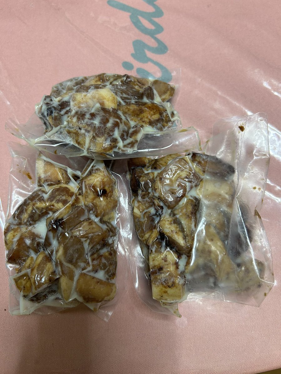 emi_non_yu_Fam's tweet image. こんばんは🐲

昨日から娘が帰宅して、またもや帰りに送ってあげれ無かったけど🥹
すまんね！

ちょっと、ちょっと、聞いて😂幾ら大好きだからって…
ラーメンで有名な中村屋と、お兄さんがやってるAFURIの傘☂️買ってるし😂
どんだけ好きやねん😂
チャーシューまで買ってるパパ😂

 #中村屋
 #AFURI