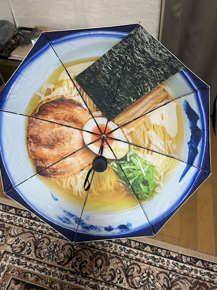 emi_non_yu_Fam's tweet image. こんばんは🐲

昨日から娘が帰宅して、またもや帰りに送ってあげれ無かったけど🥹
すまんね！

ちょっと、ちょっと、聞いて😂幾ら大好きだからって…
ラーメンで有名な中村屋と、お兄さんがやってるAFURIの傘☂️買ってるし😂
どんだけ好きやねん😂
チャーシューまで買ってるパパ😂

 #中村屋
 #AFURI