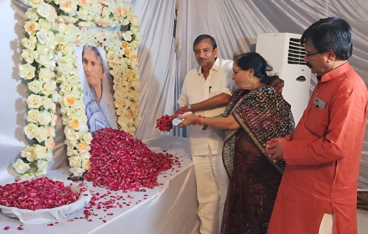 विनम्र श्रद्धांजलि
****************"
प्रदेश संगठन मंत्री  भारतीय जनता पार्टी  श्री धर्म पाल जी की माताजी के स्वर्गवासी हो जाने के तहत बिजनौर उनके गांव में जा कर  श्रद्धांजलि अर्पित करते हुए शोक प्रकट किया गया 
सिरसागंज की पूर्व चेयरमैन सुमन चतुर्वेदी जी, अरविंद दीक्षित जी भी रहे।