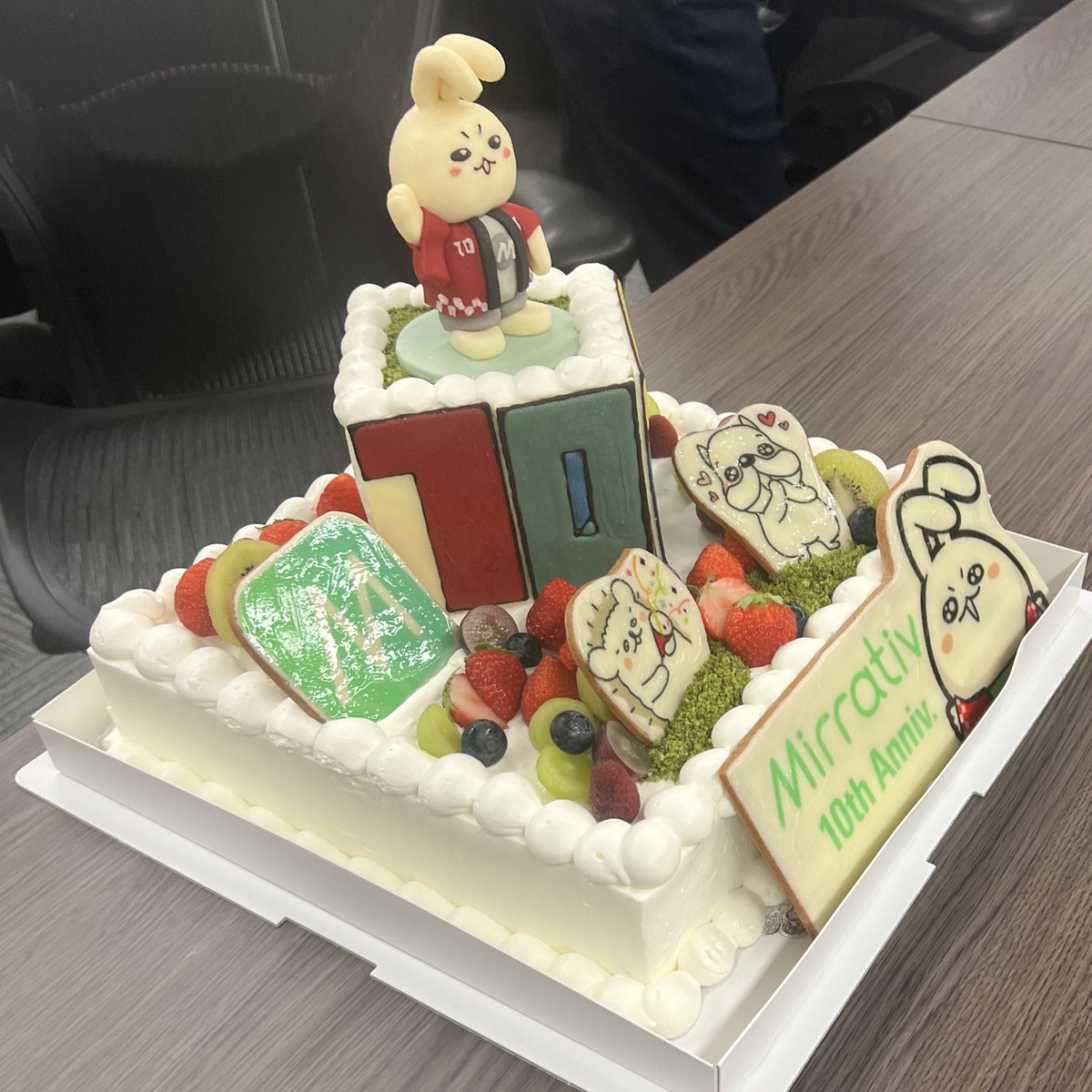 オフィスに10周年記念ケーキが来た！！！！
みんなでお祝いしました #ミラティブ10周年