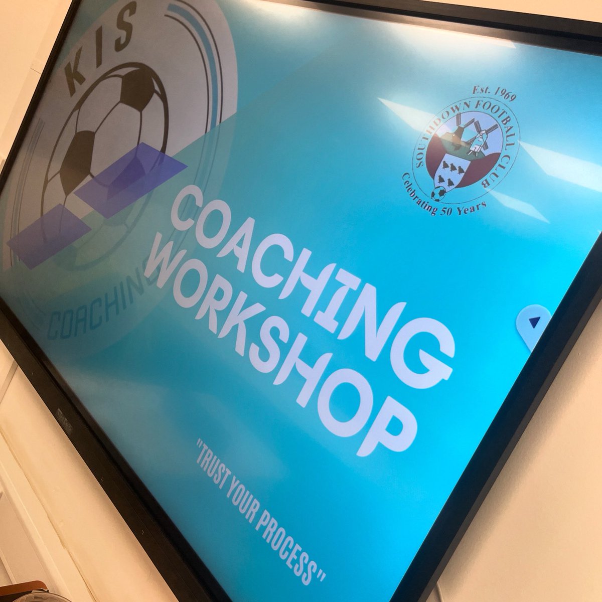 COACHING CPD WORKSHOPS <a href="/KISfootball/">KISfootballcoaching</a> 🧠 ⚽️

Great to be back on the grass supporting coaches from <a href="/SouthdownFc/">Southdown FC</a> last night 🔥 

Was excellent to showcase some examples with one of their age groups as well 🤩

So if your club would like some bespoke CPD drop us a message 📧 📱 💻