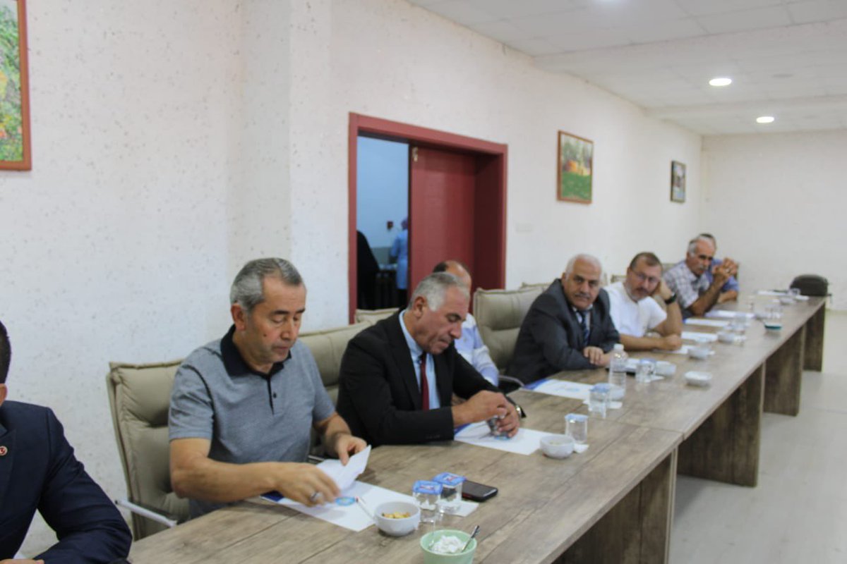 Hayat Boyu Öğrenme İlçe Komisyon Toplantısı, Halk Eğitimi Merkezi Müdürlüğü koordinesinde, İlçemiz Kaymakamı Sayın Vehbi BAKIR başkanlığında, 28 Ağustos Perşembe günü Hayri Aslan Ortaokulu toplantı salonunda gerçekleştirildi.