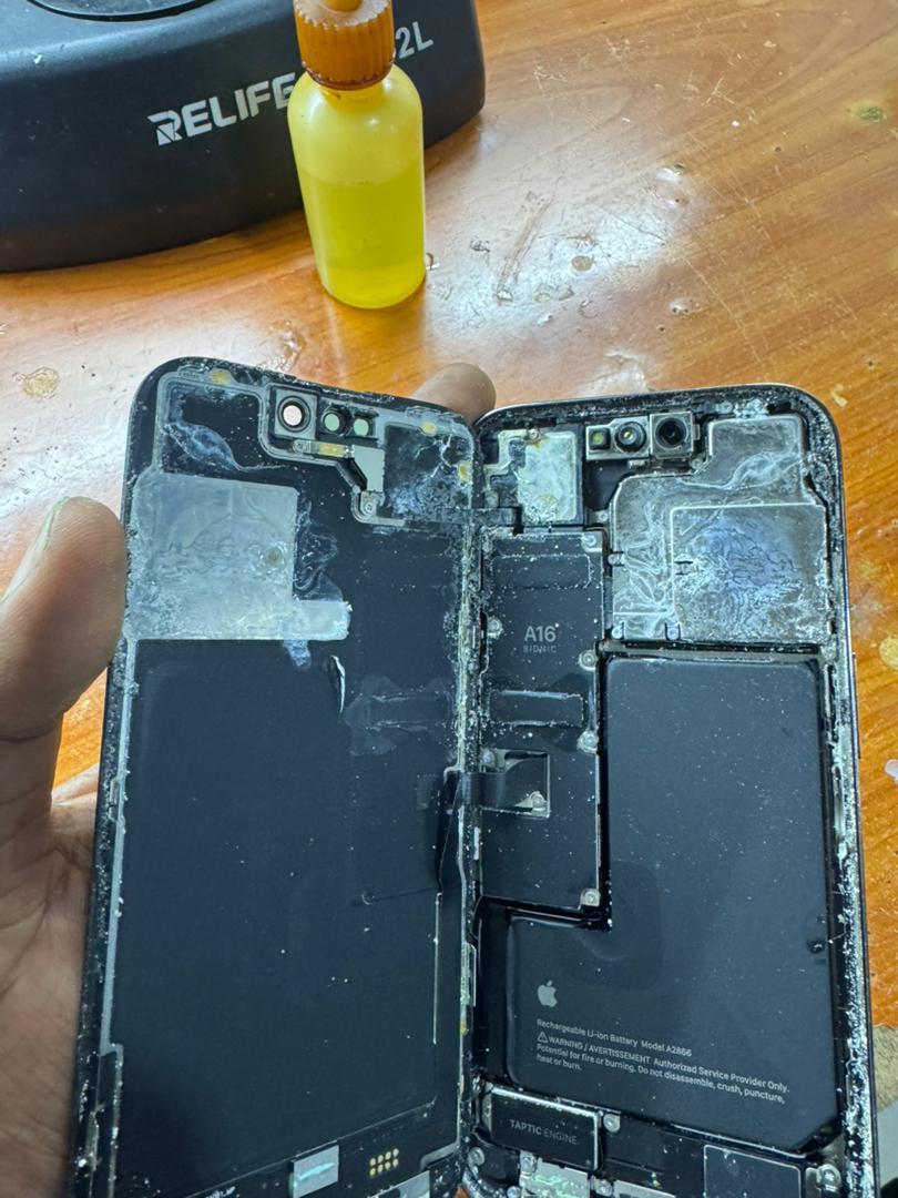 Nitwe tugukorera Phone yawe neza igasubirana ubuzima, duhindura battery z'ubwoko bwose , dufite ibirahure screen original z'ubwoko bwose, iPhone , Samsung, google , Tecno infinix nizindi kdi ku giciro cyiza utasanga ahandi, mpamagara cg unyandikire 0789830448 (WhatsApp)