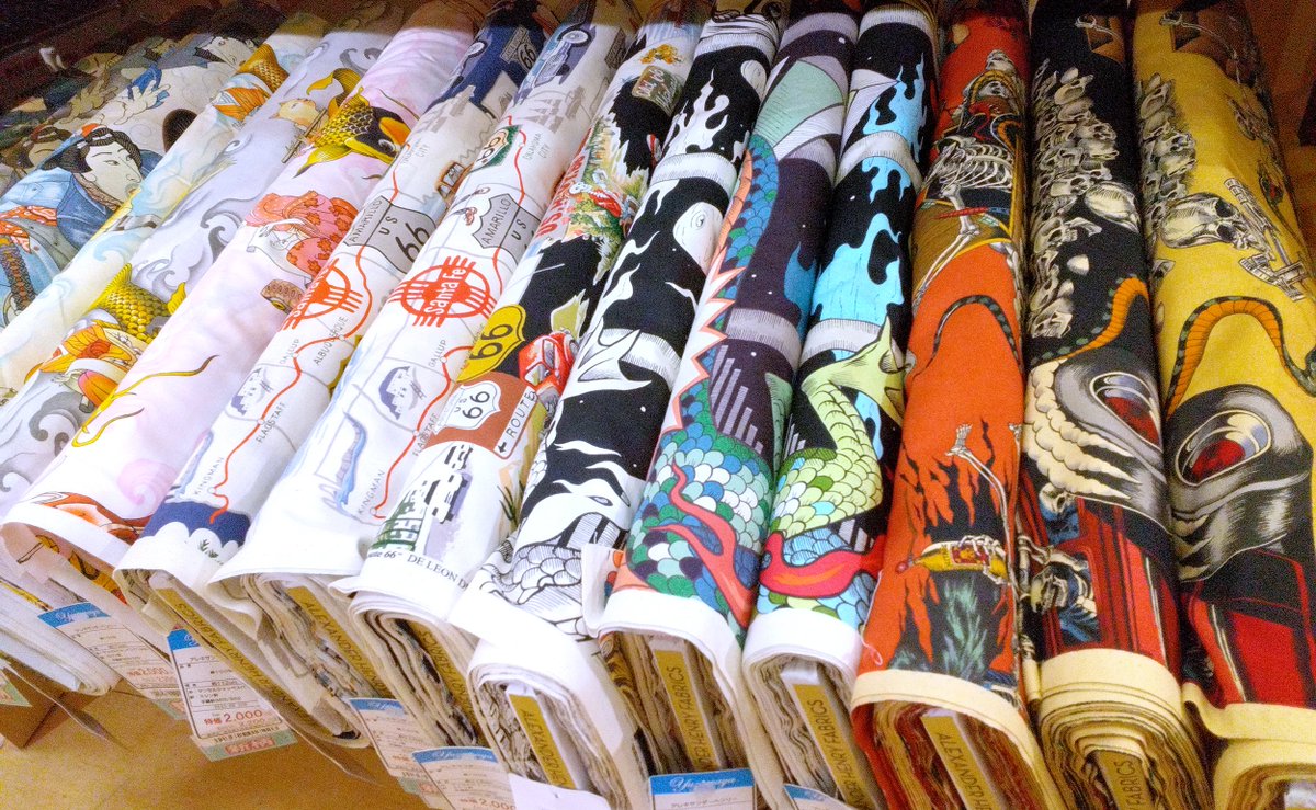 絵が強い🤩
ヒャッハーな骸骨、ルート66を旅する骸骨、デニムジャケットを着た歌舞伎役者、鯉や亀に乗る猫仙女など、個性強すぎ盛りすぎゴキゲンな世界観が楽しい🔥

USAコットン THE ALEXANDER HENRY FABRICSの復刻生地です。
yuzawaya.shop/smartphone/pag…