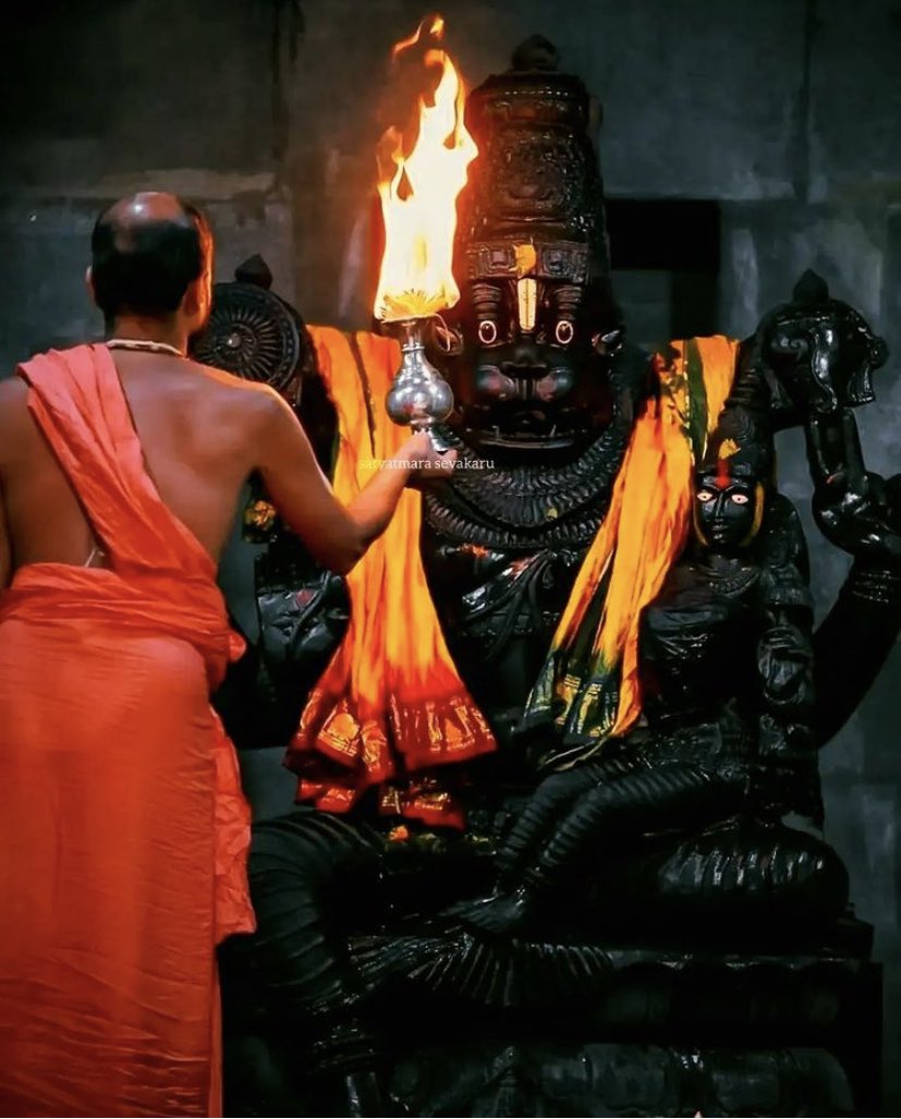 AnuSatheesh5's tweet photo. Ugram Veeram Maha Vishnum Jvalantam Sarvato Mukham Nrisimham Bheeshanam Bhadram Mrutyur Mrutyum Namamyaham https://t.co/tdPbmjVEze