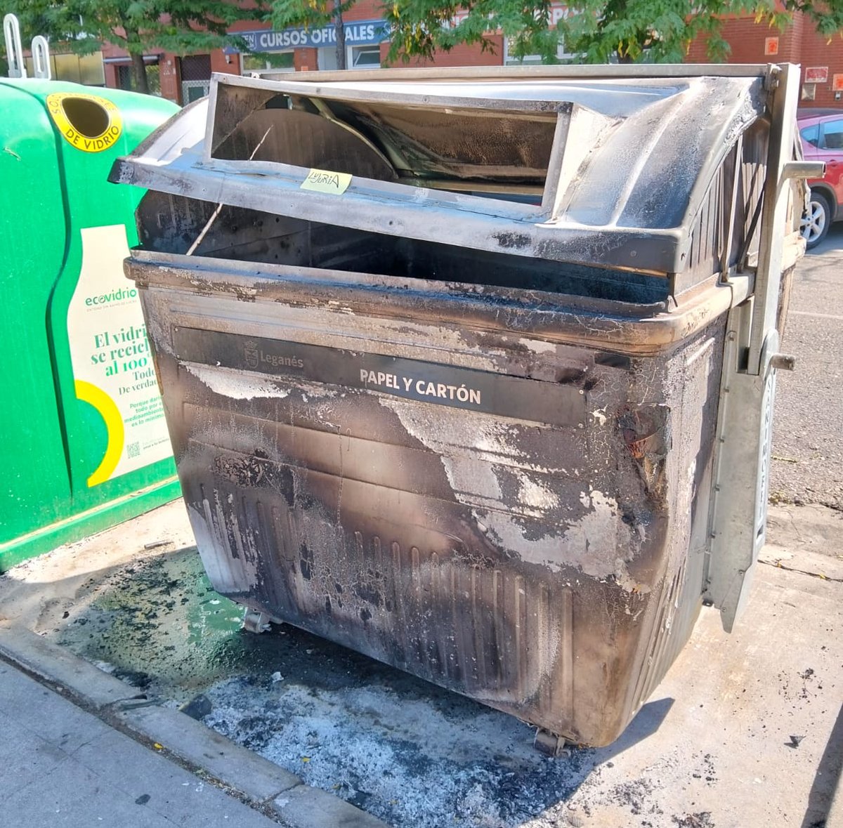 Este es el resultado de una nueva noche de actos incívicos en la Plaza del Juego #LeganesNorteCastigado.

Solicitamos a <a href="/Leganes_MAmb/">Medio Ambiente y Sostenibilidad de Leganés</a> la sustitución del contenedor.

Lamentamos la falta de respuesta del gobierno de <a href="/AytoLeganes/">Ayuntamiento de Leganés</a> a las denuncias trasladadas por <a href="/JuntosLegaNorte/">JuntosXLegaNorte</a>.