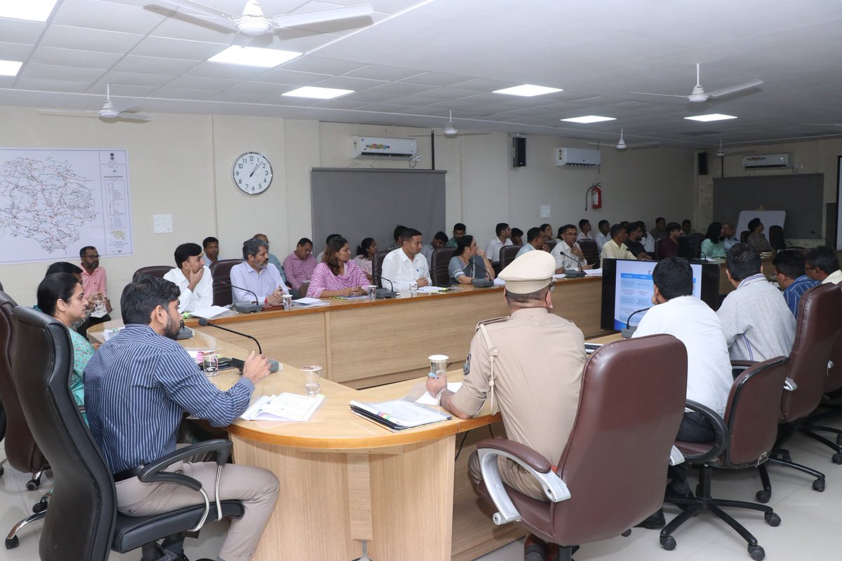 આજરોજ કલેક્ટર કચેરી ખાતે  જિલ્લાનાં અધિકારીઓ સાથે જિલ્લા સંકલન અને ફરીયાદ સમિતિની બેઠક યોજવામાં આવી હતી જે અંતર્ગત જિલ્લાના વિવિધ વિભાગોને સ્પર્શતા મુદ્દાઓ અને પ્રશ્નોની સમીક્ષા કરી સંબંધિતોને જરૂરી સૂચનો કર્યા.