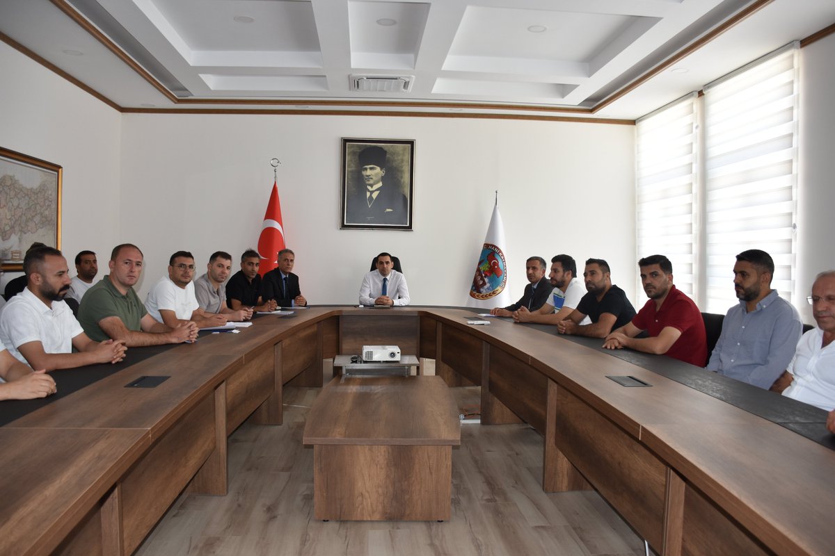 Kaymakamımız Sayın Mevlana KÜRKCÜ başkanlığında;
Ağustos Ayı Eğitim Değerlendirme Toplantısı gerçekleştirildi. Toplantıda İlçemiz okullarındaki ihtiyaçlar, eğitim kalitesinin arttırılması, devam eden projeler okul çevrelerinde alınacak güvenlik önlemleri ve 2025-2026