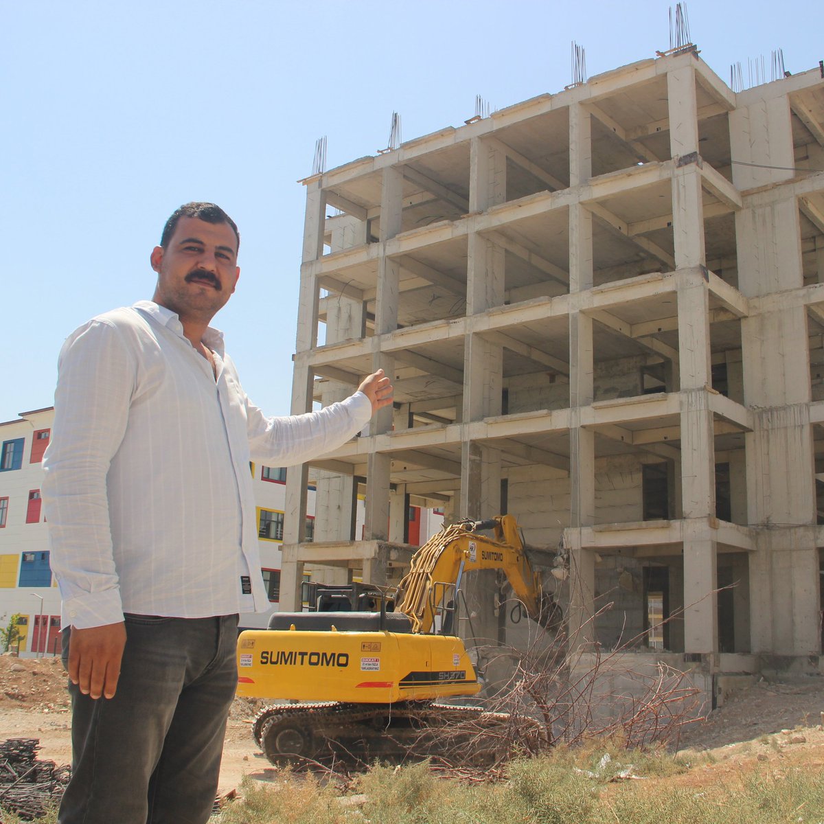 Şanlıurfa'da kendi yaptırdığı binanın karot testini yapan müteahhit, testte binanın dayanıklılığı düşük çıkınca kendisini ihbar etti.

Mühürlenen bina iş makinesiyle yıkıldı.