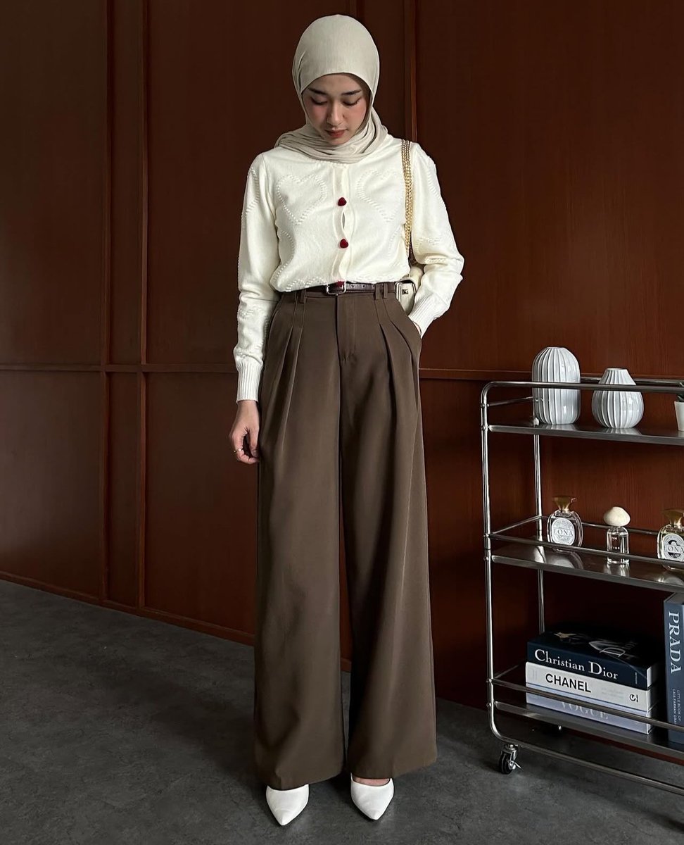 roxysshi's tweet photo. casual outfit to wear with hijab for a week (simple and affordable)

a thread https://t.co/3DC4mbmIYS