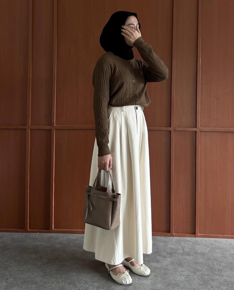 roxysshi's tweet photo. casual outfit to wear with hijab for a week (simple and affordable)

a thread https://t.co/3DC4mbmIYS