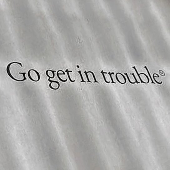 “[…] — Zawsze starałem się dorównać braciom, ale ich oczekiwania mnie przerosły. Odkąd pamiętam, uważano mnie za tego głupszego, mniej poważnego i rozsądnego, chaotycznego gówniarza, dobrego jedynie w ściąganiu na siebie wszystkich kłopotów i tym razem nie jest inaczej.”