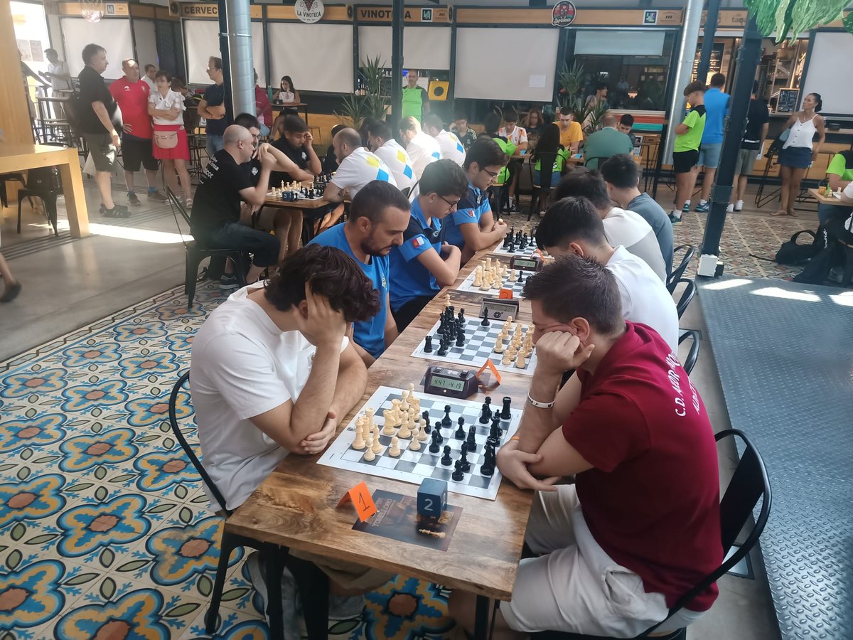 ParqueSurChess's tweet photo. El equipo parquesureño cumplió con las expectativas, terminó en el puesto 7 y empezaba en el 6, empató el encuentro con Ciudad Real que a la postre fue el subcampeón del torneo . Buen torneo de Adri, Jorge, Ángel, Gonzalo y Alonso 

https://t.co/jAwaU46TuE https://t.co/1YRW8pVhkx