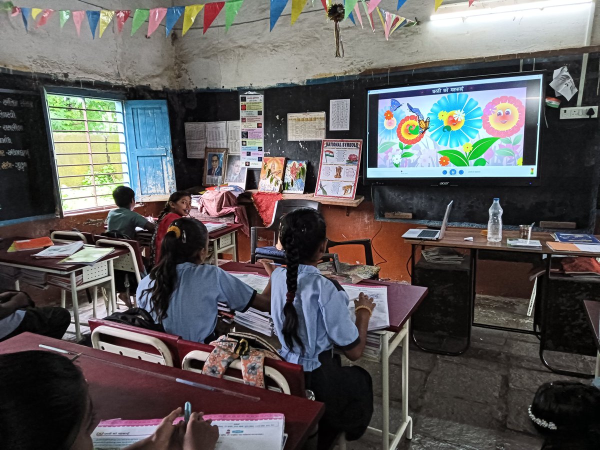 hardev_vala's tweet image. स्मार्ट टीवी मे अभ्यास कर रहे विद्यार्थी.
#Smartclass