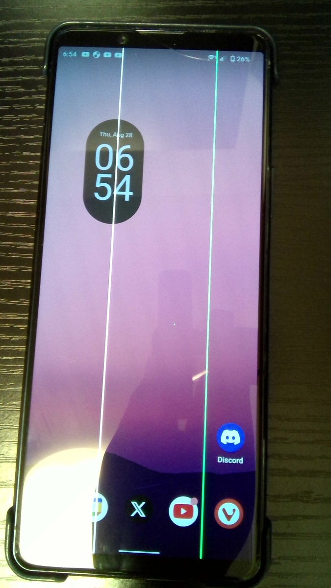 DotNETCSer's tweet image. そろそろスマホ買い換えたいんだよな
最初は変な線1本だから我慢してたけど、4か月ぐらい使ってたらもう1本増えたし片方は色が変わった