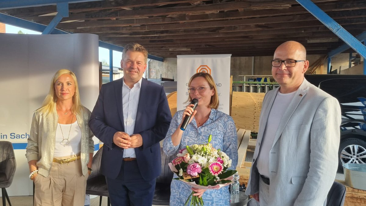 🌞 Der Sommer geht – die Energie bleibt! Sommer-Energietalk des Baugewerbe-Verbandes mit Wirtschaftsminister Sven Schulze am Dienstag Abend bei der Paul Schuster GmbH, initiiert durch das Frauen-Netzwerk Baugewerbe Sachsen-Anhalt, hier  bei der Ehrung von Toepel Bau.