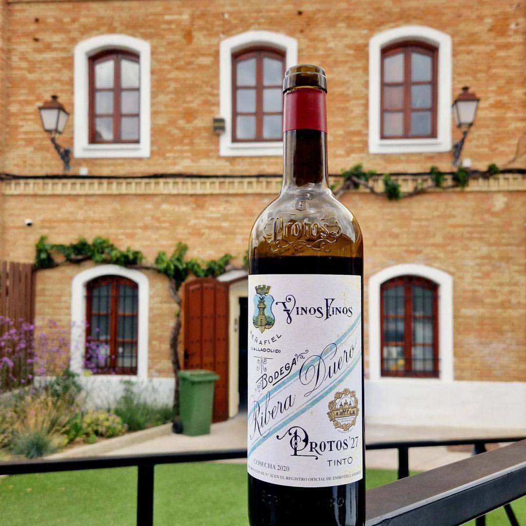 Bodegas_Protos's tweet photo. Protos’27 es el homenaje a los 11 visionarios que fundaron Protos.
En él se plasman 10 años de trabajo e investigación en la mejora de las técnicas de cultivo, caracterización de viñedos y de barricas y uso de levaduras autóctonas. 🍷
📷 winokatpl (IG) #VinoProtos #Protos27 https://t.co/iuLhQt1p4m