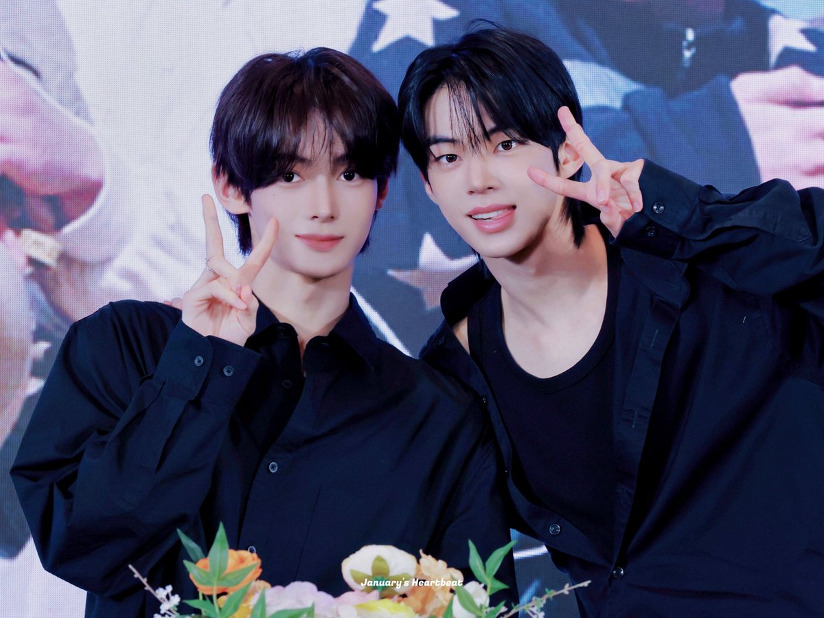Jan_Heartbeat's tweet photo. 250825

✌🏻✌🏻

#TWS #투어스
#DOHOON #도훈 #ドフン
#HANJIN #한진 #ハンジン
#HANDOZ #한도즈 #ハンドズ
#잘생긴사람즈 https://t.co/rLgVLga9YQ