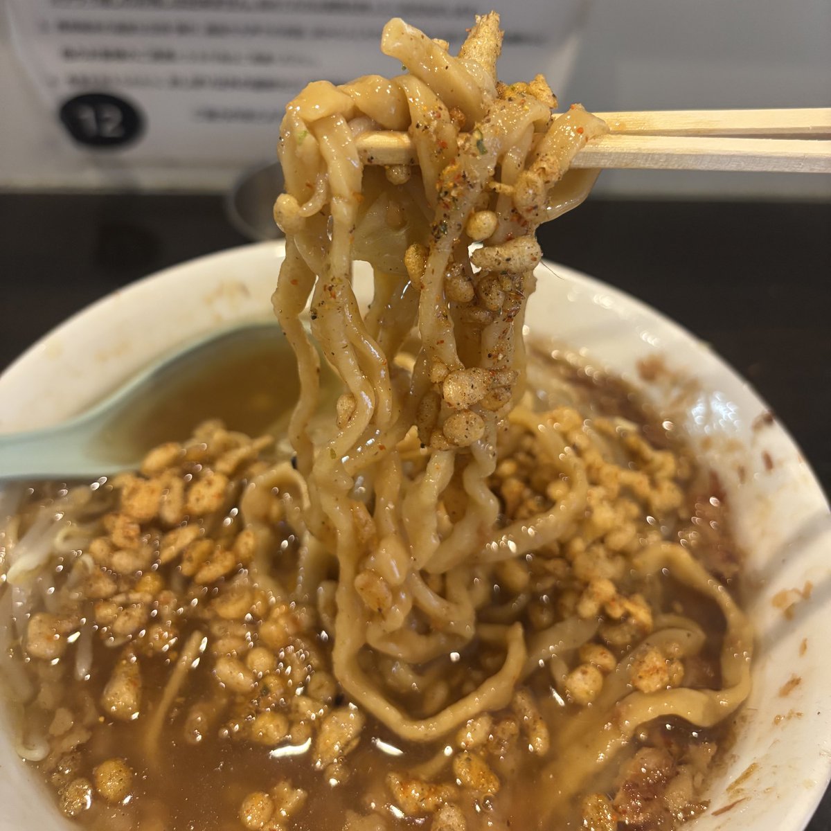 46📍ラーメン荘これが好きだから（兵庫−西宮）

★『ぎょポン』200g Nn
　tp限定B 魚粉玉(味付き天かす)

夏の風物詩ことぎょポンを

すすりにいってきました🌻

ポン酢の酸味と豚さん相性抜群♡

ピリ辛の魚粉玉がぎょポンに合いすぎる

こりゃマストバイですわ( •̀ᄇ• ́)ﻭ✧

ご馳走様でした❣️