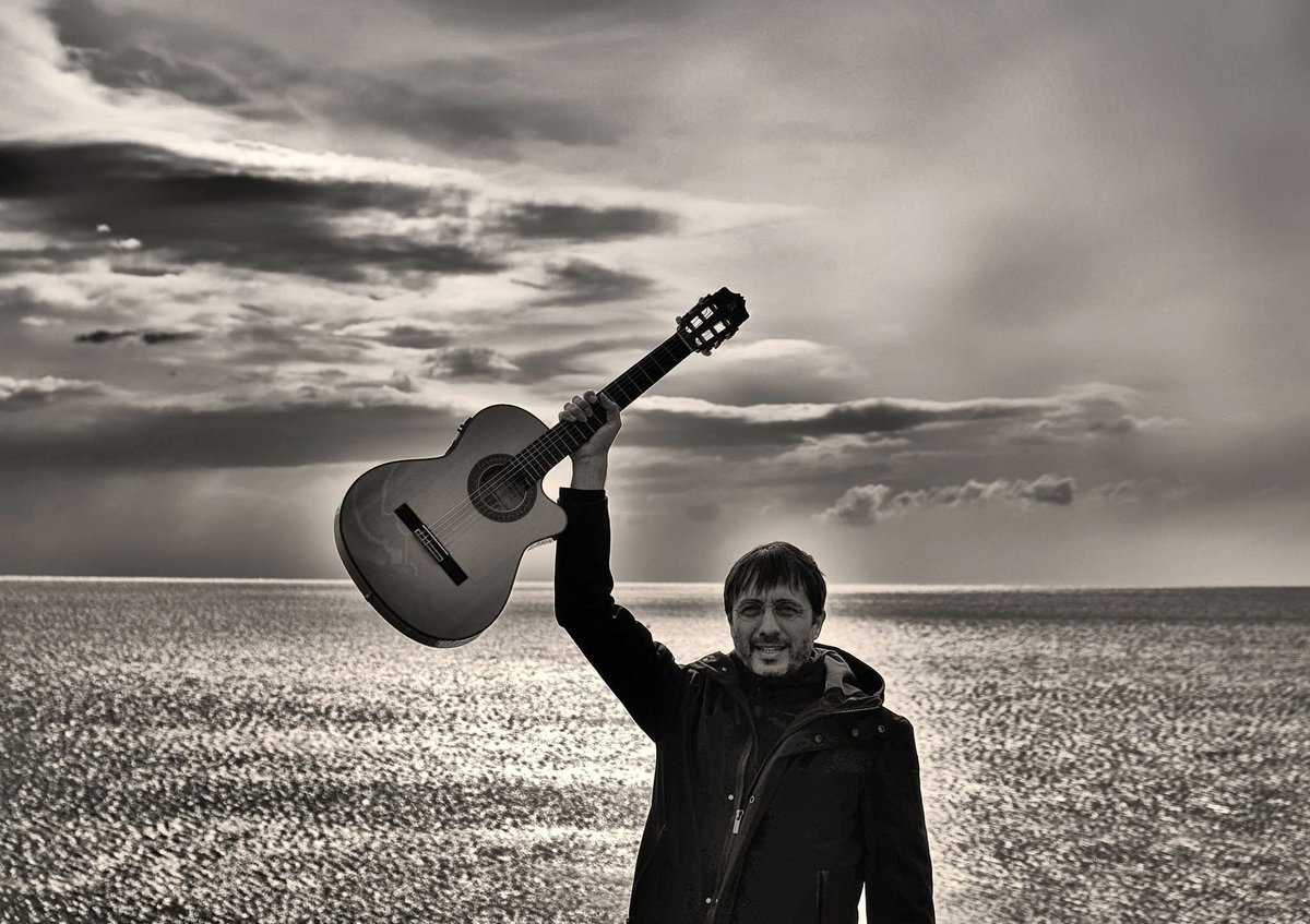 Si n'hè andatu Stefanu Casalta.
Attore culturale, dapoi a so ghjuventù, incù a Filetta è Giramondu, pueta, musicante è cantadore, Stefanu era impegnatu per tramandà una lingua è una cultura viva è creatrice in Corsica, in u Mediterraniu è in u mondu sanu.
Si n'hè andatu troppu